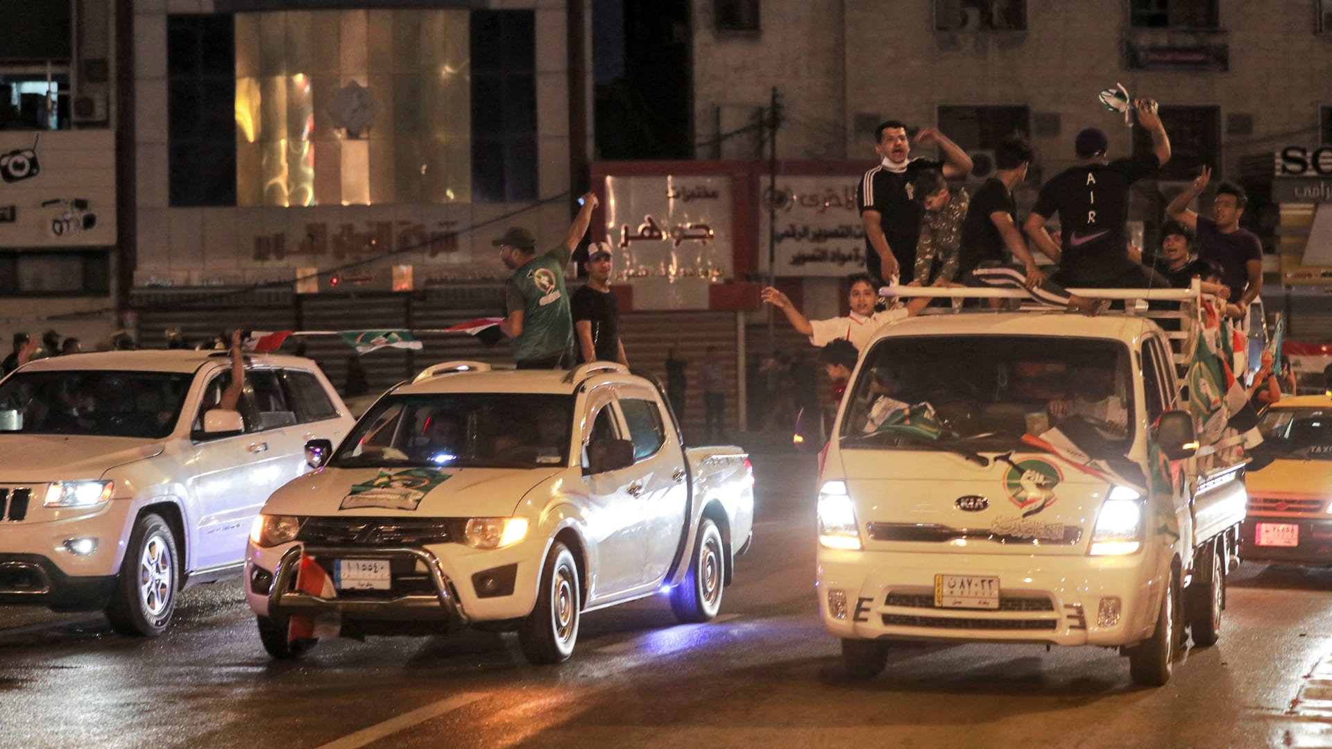 أنصار رجل الدين الشيعي العراقي مقتدى الصدر في مركبات أثناء احتفالهم في بغداد بعد إغلاق صناديق الاقتراع خلال الانتخابات البرلمانية المبكرة في 10 أكتوبر 2021