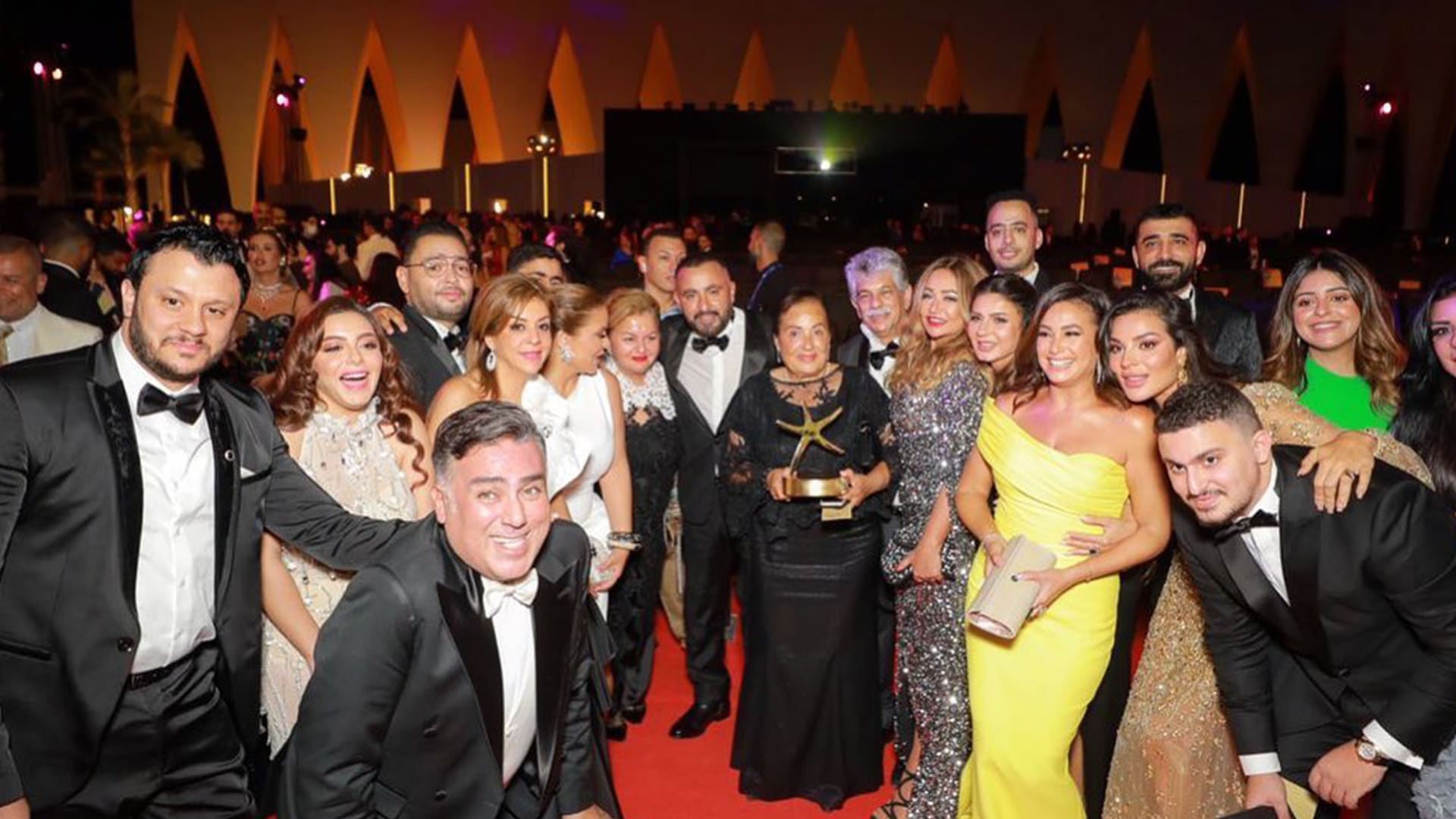 صورة جماعية لمجموعة من النجوم العرب في مهرجان الجونة السينمائي