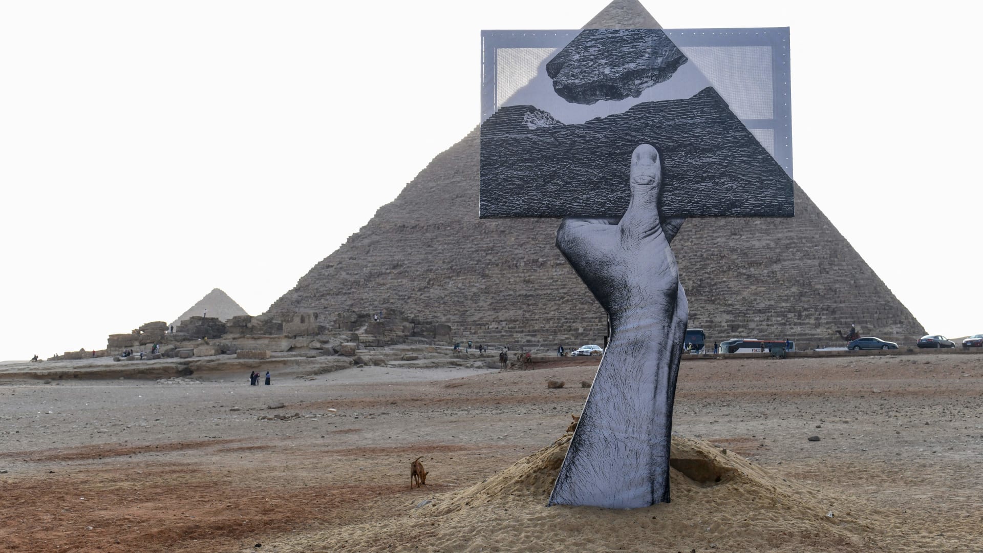 أنجيلنا جولي تكشف عن صورة من أهرامات الجيزة في مصر..ما سرها؟