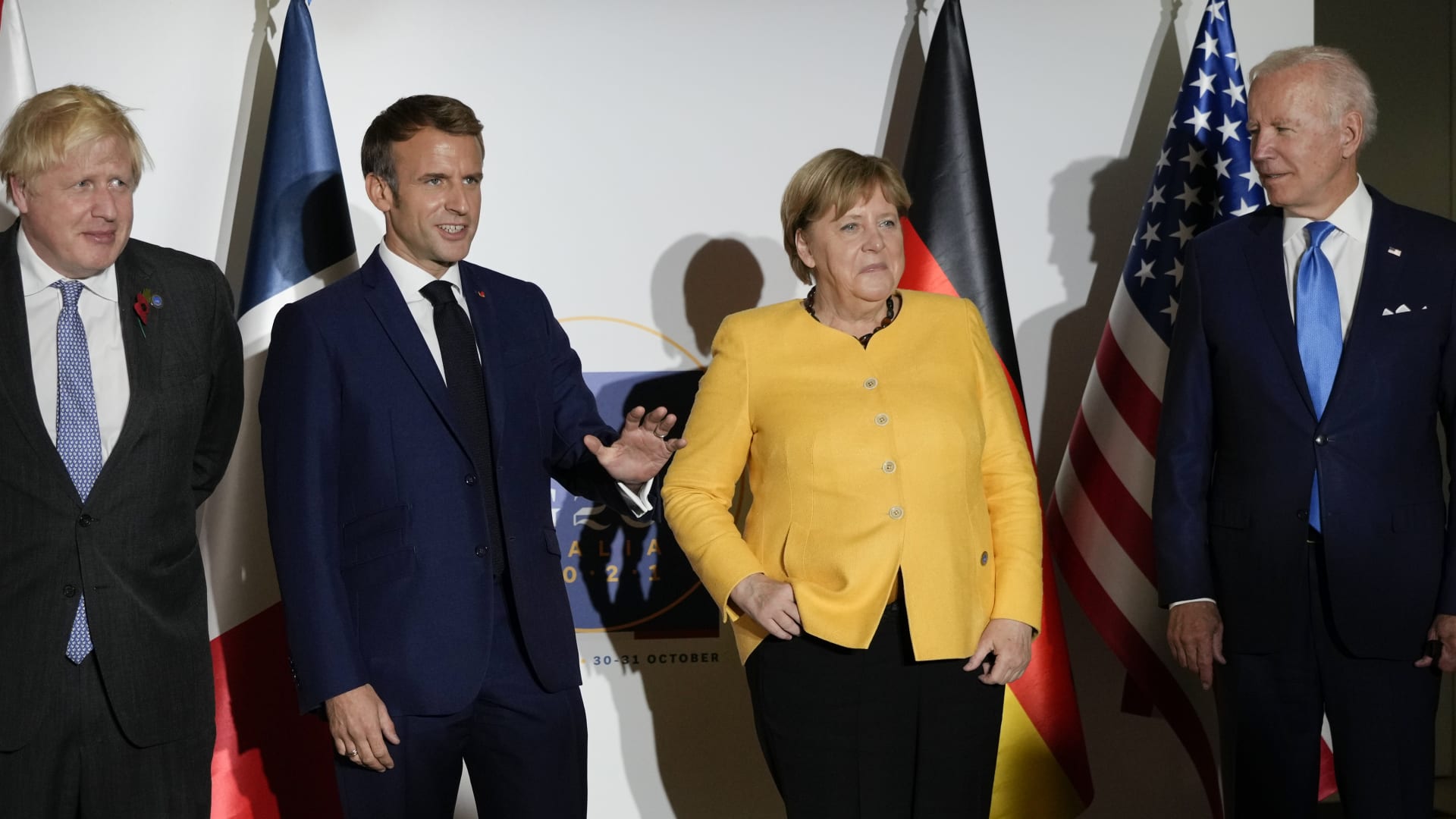  رئيس وزراء بريطانيا بوريس جونسون والرئيس الفرنسي إيمانويل ماكرون والمستشارة الألمانية أنجيلا ميركل والرئيس الأمريكي جو بايدن خلال قمة العشرين، في 30 أكتوبر 2021، في روما بإيطاليا.	