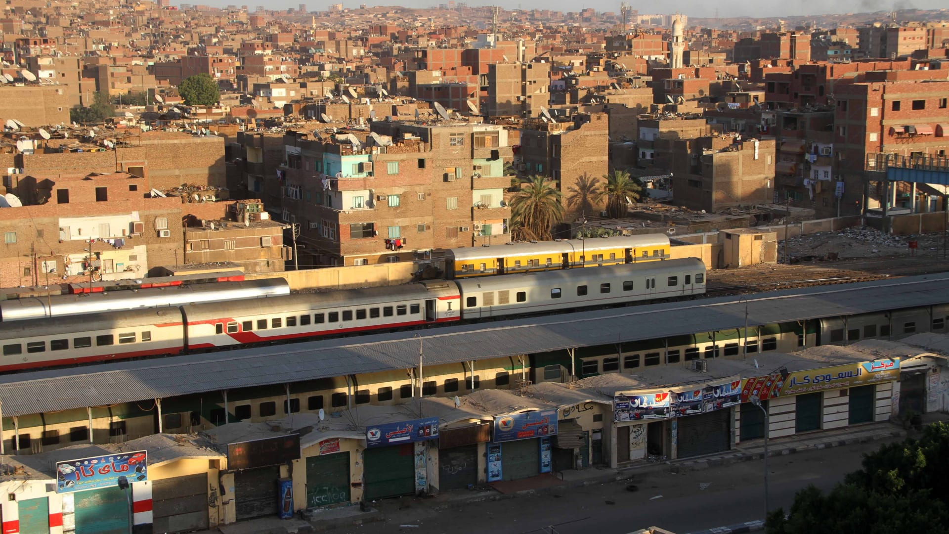محطة القطار في مدينة أسوان المصرية 