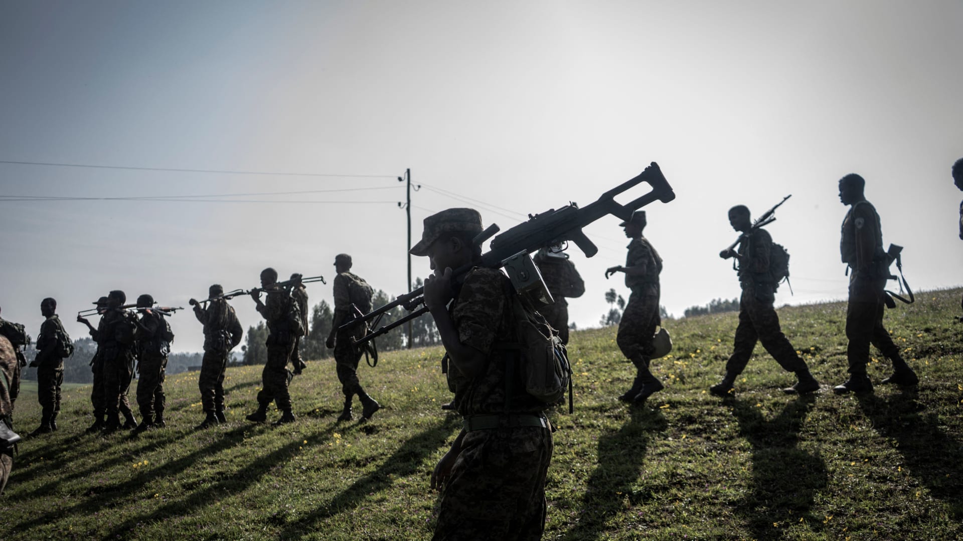 قوات حكومية إثيوبية تسير في طابور خلال دورة تدريبية في حقل دابات، على بعد 70 كيلومترًا شمال شرق مدينة جوندار، إثيوبيا ، 15 سبتمبر 2021