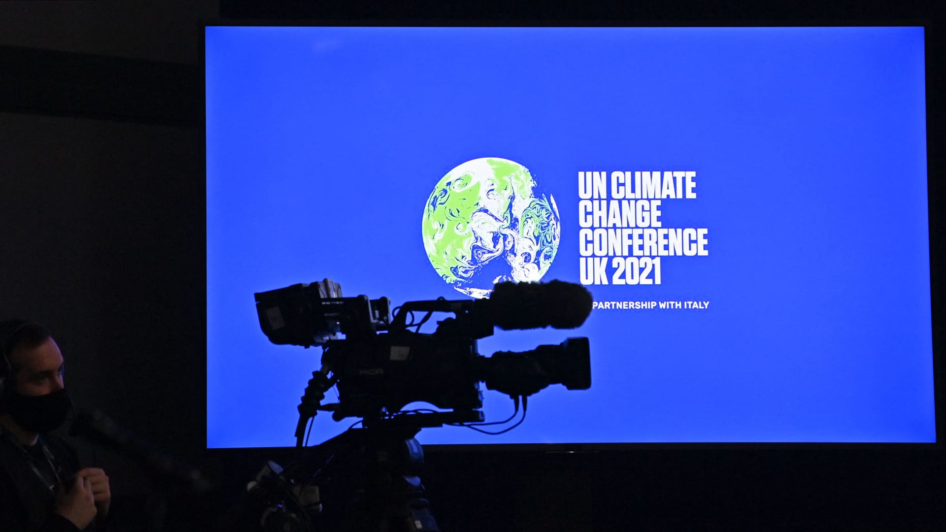 شاشة تظهر اسم مؤتمر غلاسكو التابع للأمم المتحدة عن التغير المناخي 