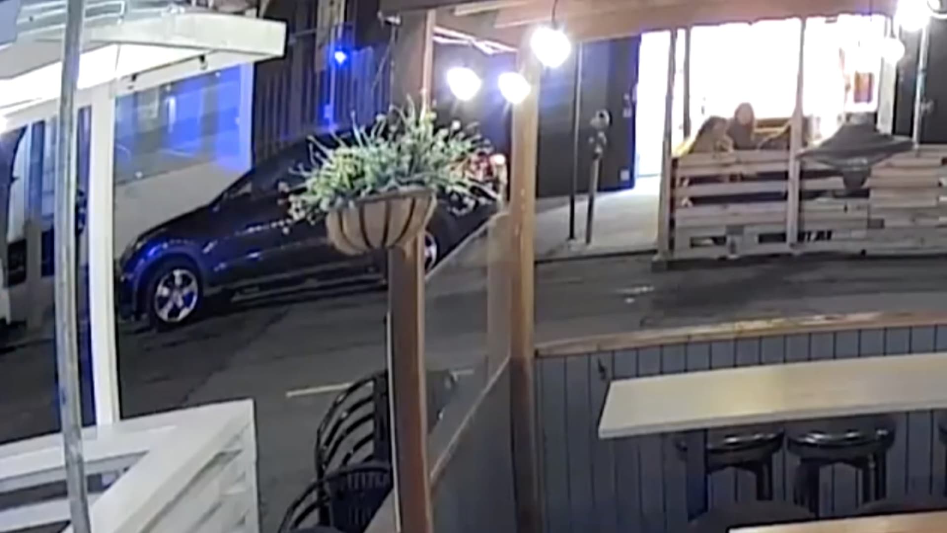 في 4 ثوان فقط.. كاميرا مراقبة ترصد لصًا جريئًا يسرق حقيبة سيدة تجلس في مقهى