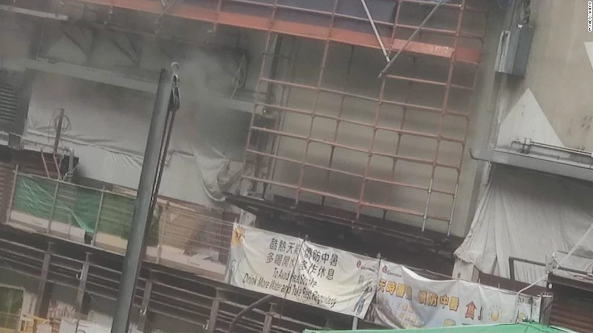 شاهد.. حريق بمبنى في هونغ كونغ يحاصر المئات على السطح