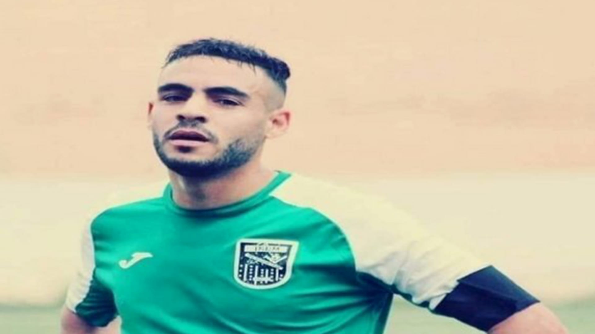 وفاة لاعب جزائري بعد سقوطه في الملعب خلال مباراة لكرة القدم