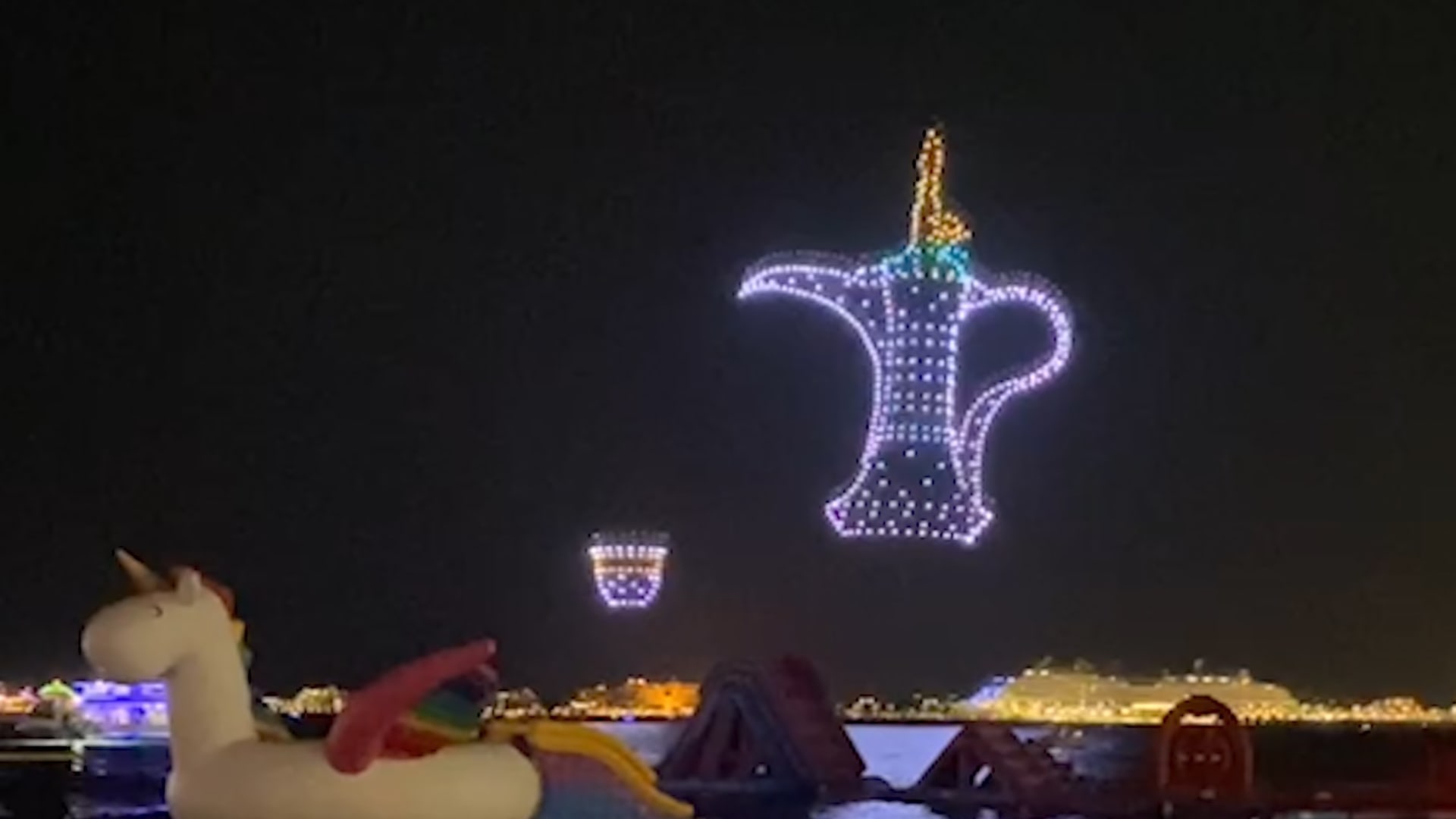 شاهد.. طائرات "درون" تضىء سماء دبي بمجسمات إبداعية