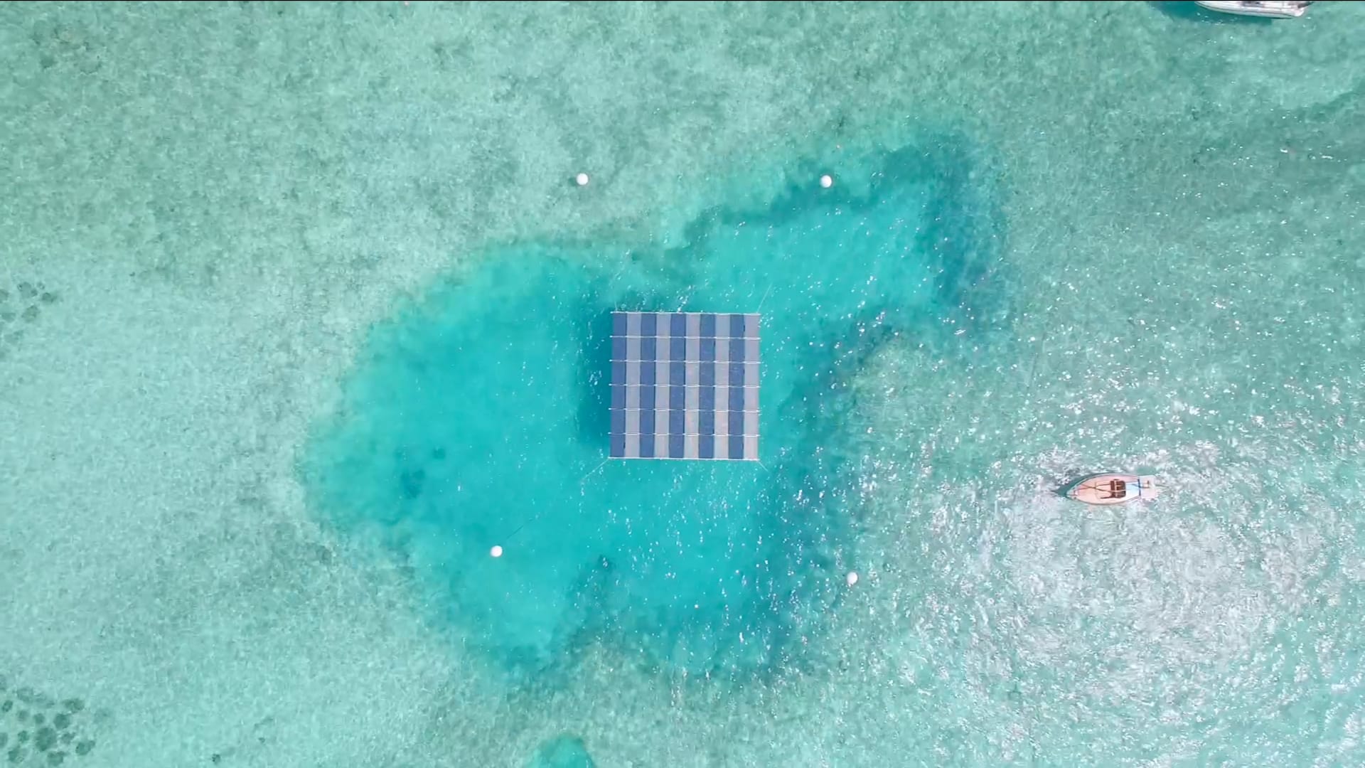 يمكنها الصمود في البحر لـ30 عام.. هل تقدم ألواح الطاقة الشمسية العائمة حلا في إنتاج لطاقة النظيفة؟