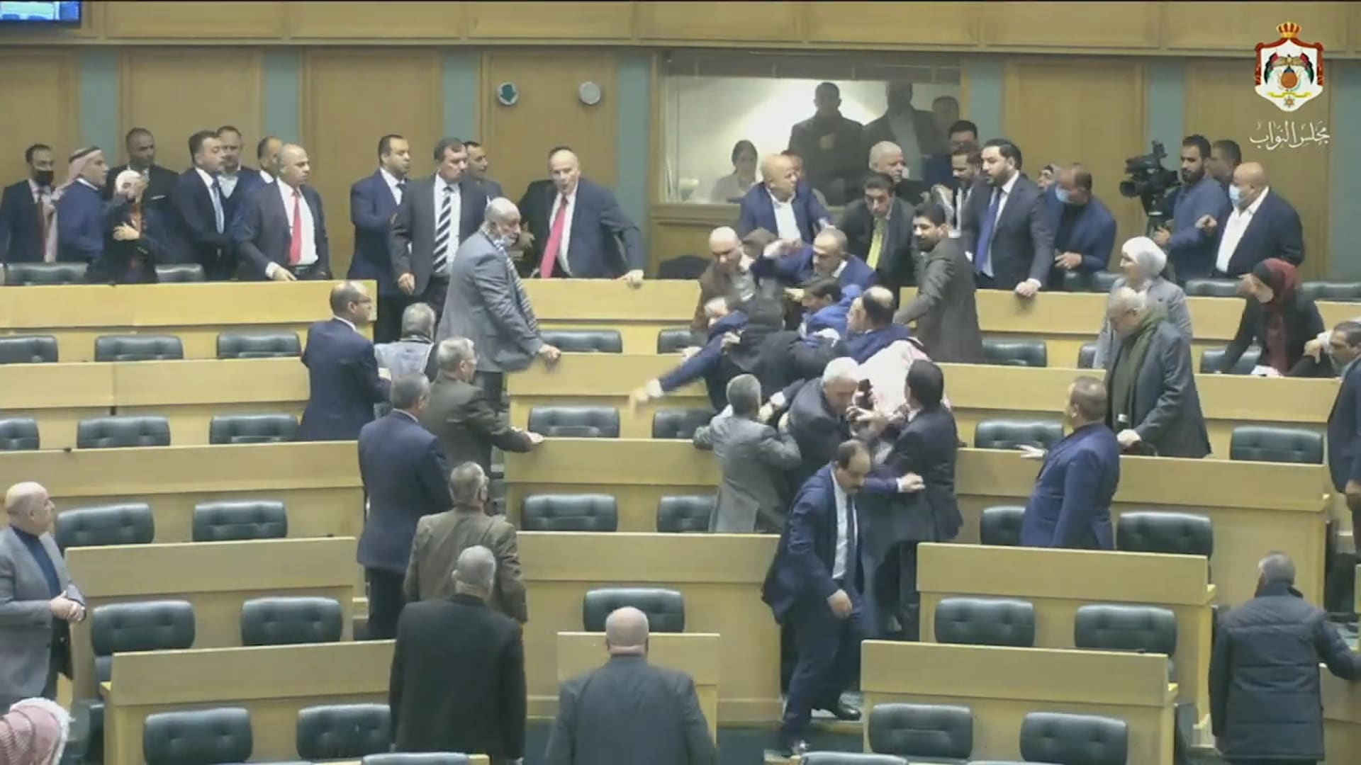 فوضى وعراك بالأيدي وشتائم في البرلمان الأردني خلال مناقشة تعديل الدستور