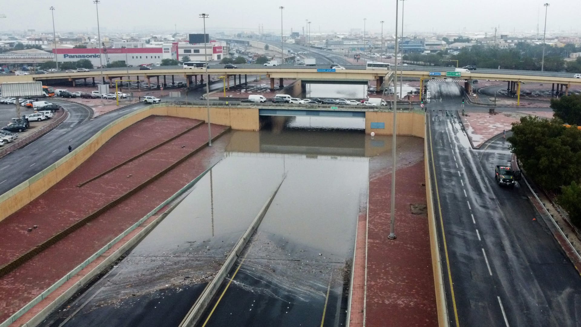 صورة لنفق غمر بمياه الأمطار في الكويت 