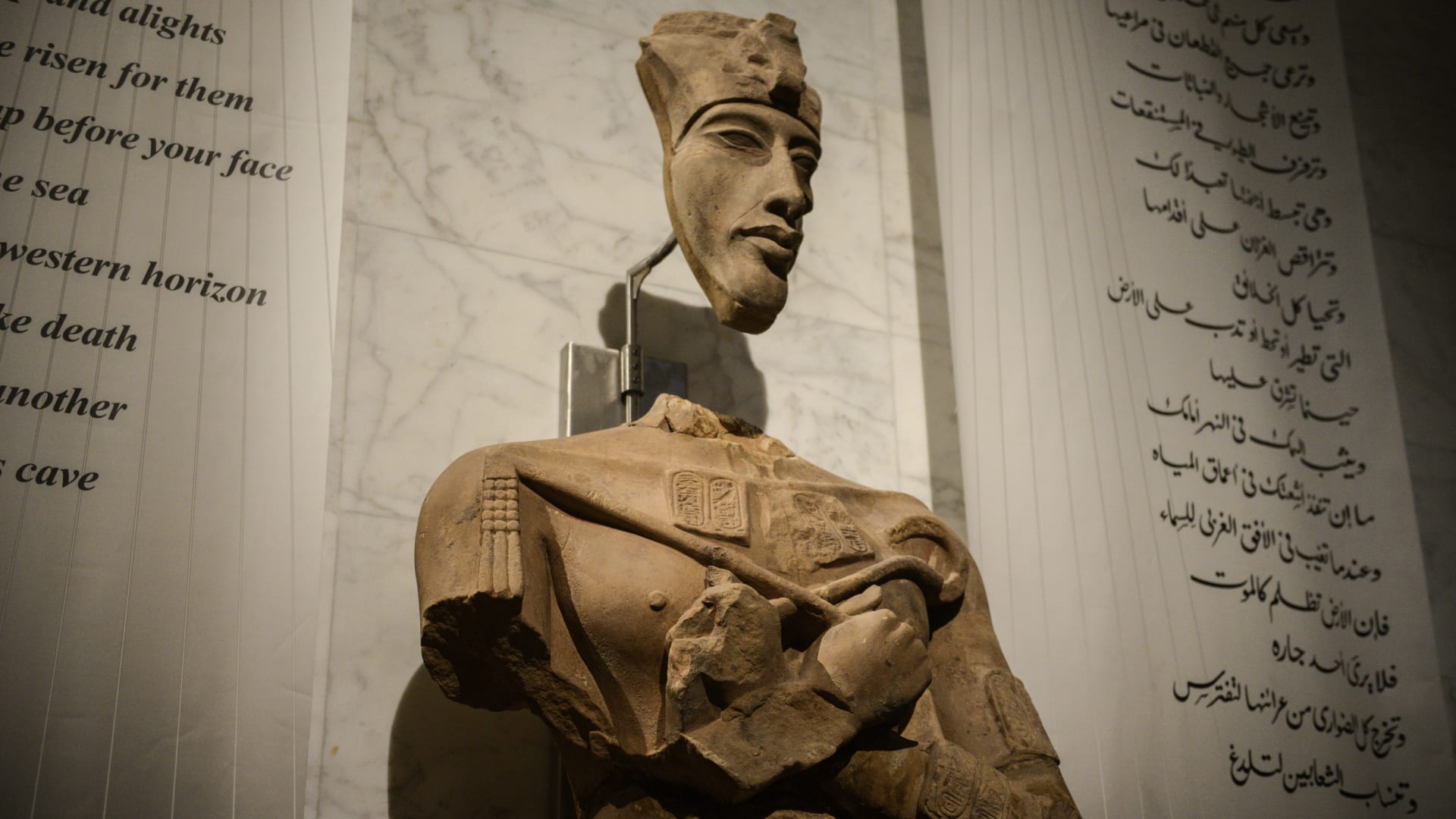 صورة تمثال الملك الفرعوني، أخناتون، في المتحف القومي للحضارة المصرية