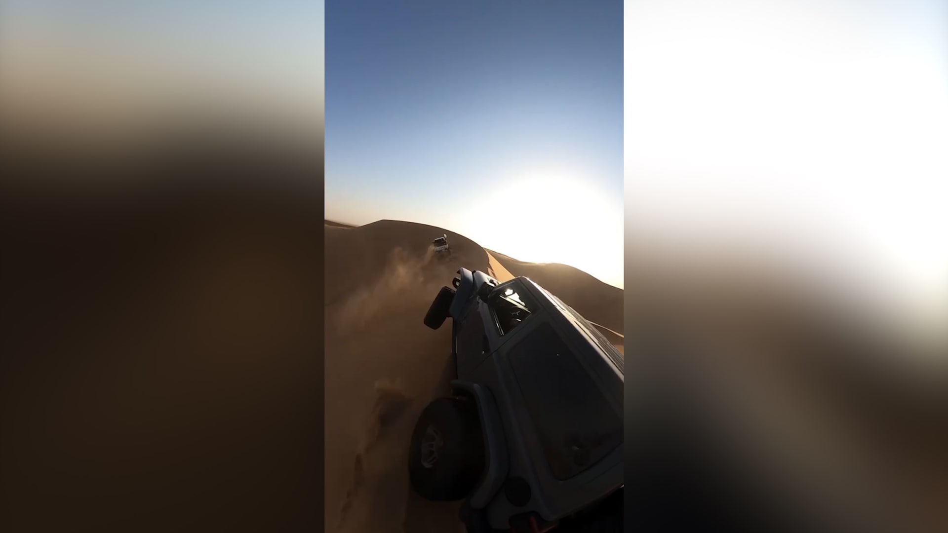 مشاهد خطرة ومخيفة.. عراقي يقود سيارته على خط طولي لكثبان رملية بالإمارات