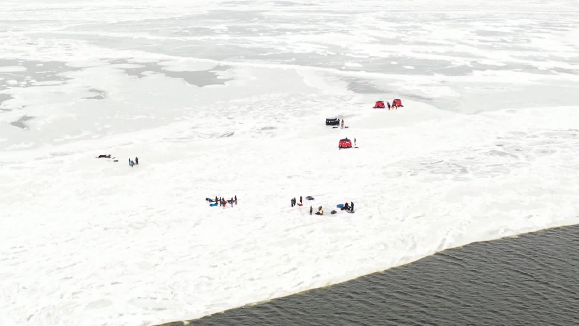 فيديو من السماء يظهر ما كان يفعله أشخاص علقوا على قطعة جليد عائمة قبل إنقاذهم