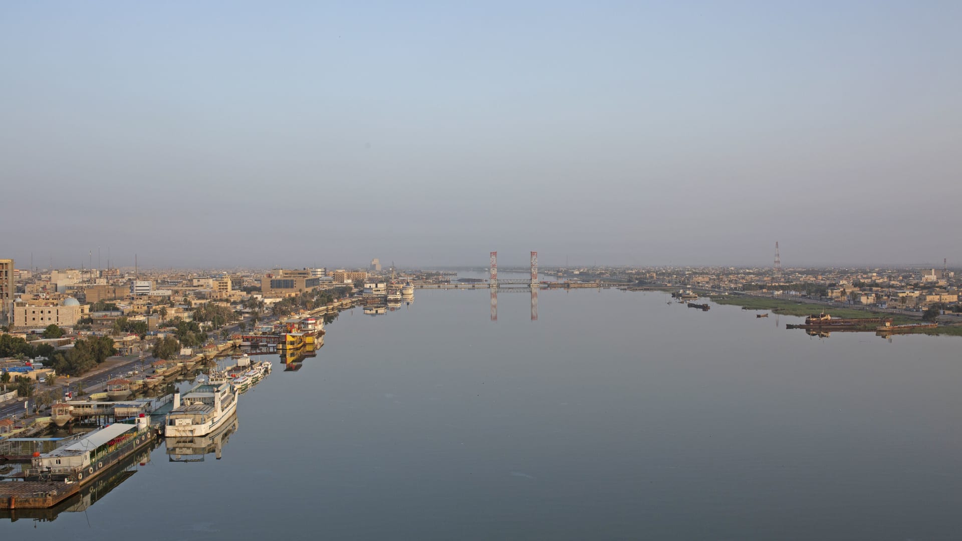 منظر عام يظهر نهر شط العرب في مدينة البصرة جنوب العراق