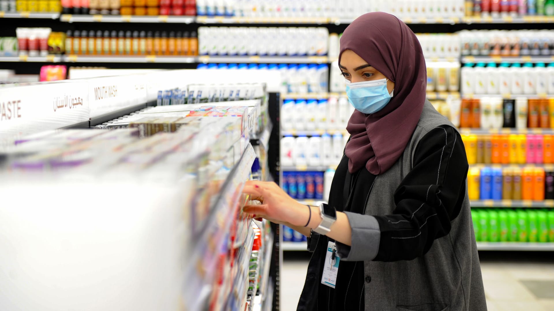 woman shopping in Saudi