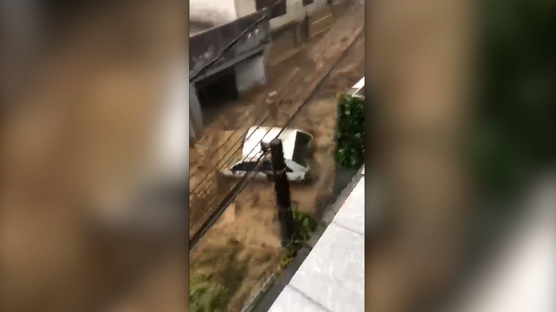 فيديو مرعب يظهر انجراف سيارات وأشجار وحطام بسبب فيضانات مدمرة في البرازيل