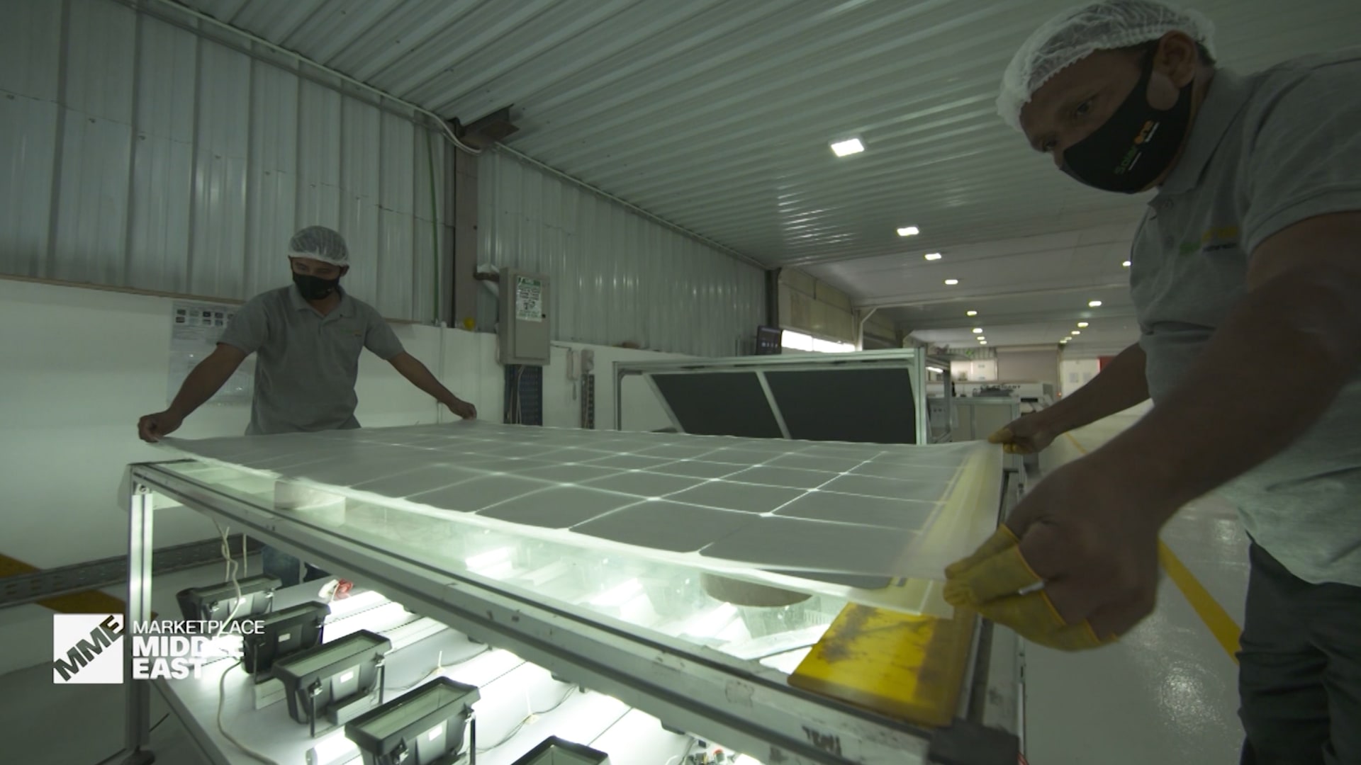 داخل أول مصنع للألواح الشمسية في البحرين