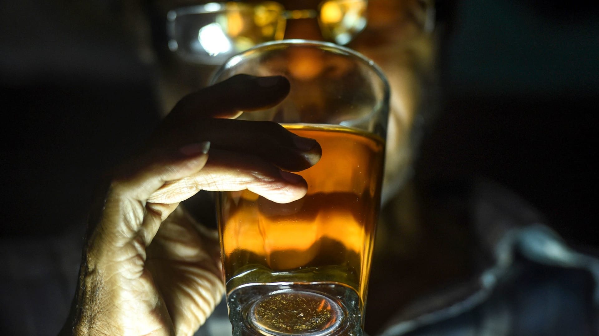 كيف تؤثر المشروبات الكحولية على الدماغ؟ دراسة تكشف الرابط بينهما