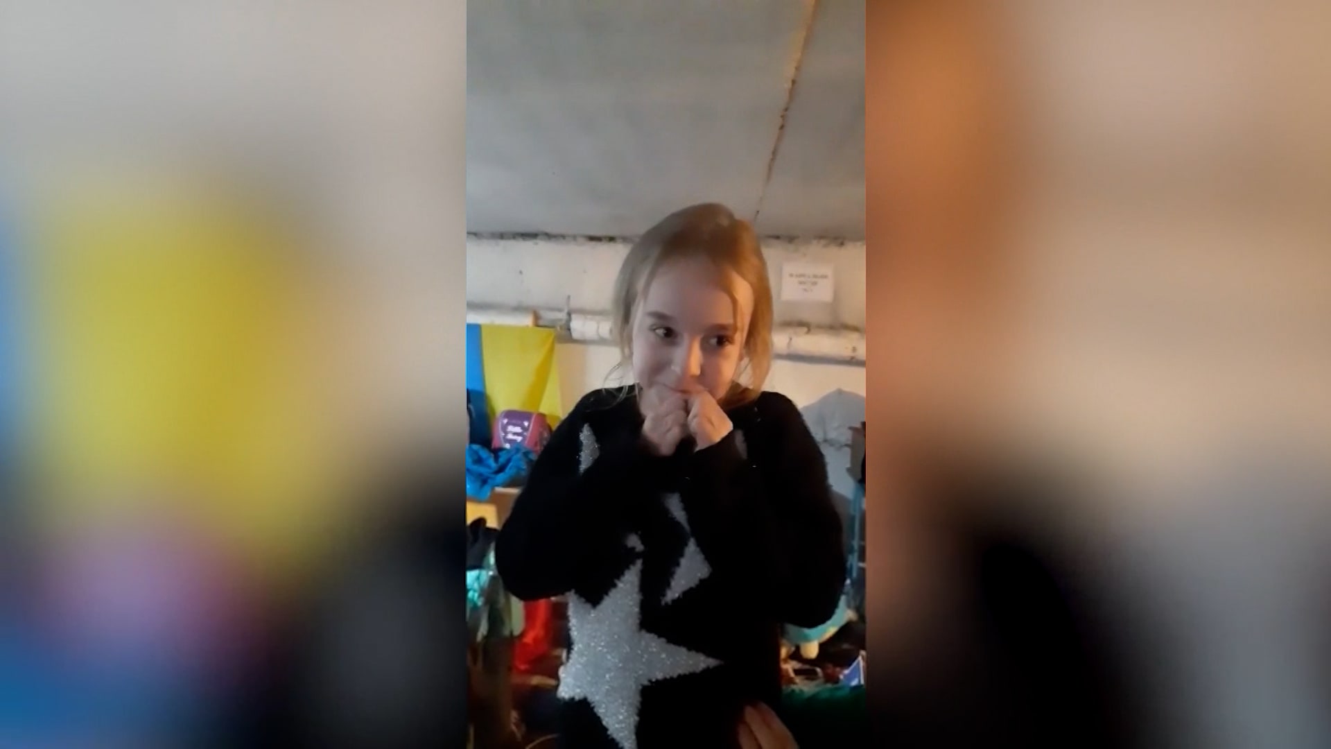 نور وسط ظلام.. شاهد رد فعل طفلة على هتاف الناس لها بعد أداء أغنية مشهورة داخل ملجأ بأوكرانيا