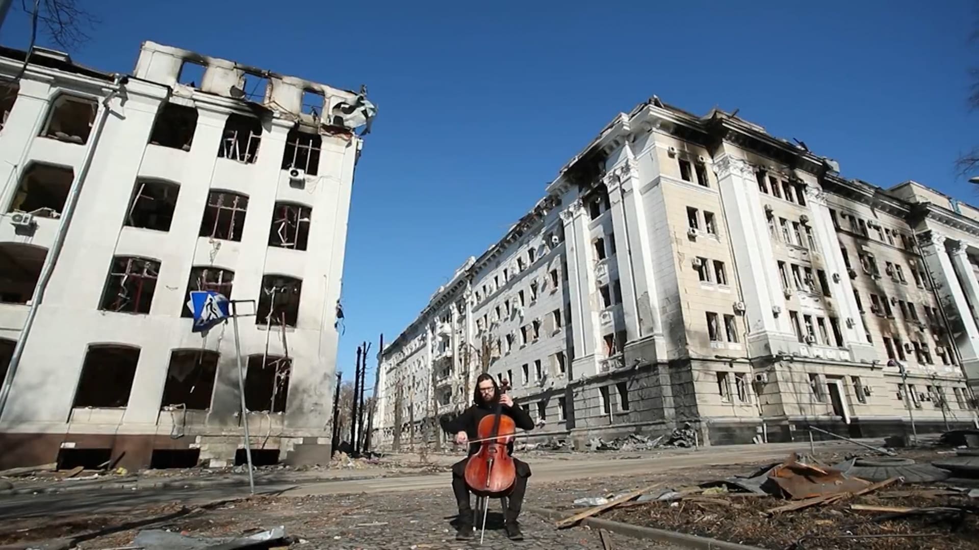 شاهد.. موسيقي يعزف التشيلو وسط الشوارع المدمرة في خاركيف بأوكرانيا