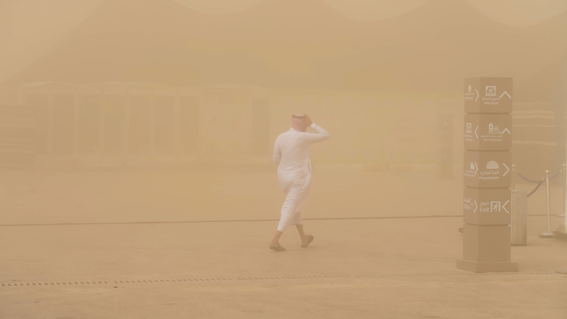 صورة ارشيفية تعبيرية لرجل يسير خلال هبوب عاصفة رملية بالسعودية العام 2017