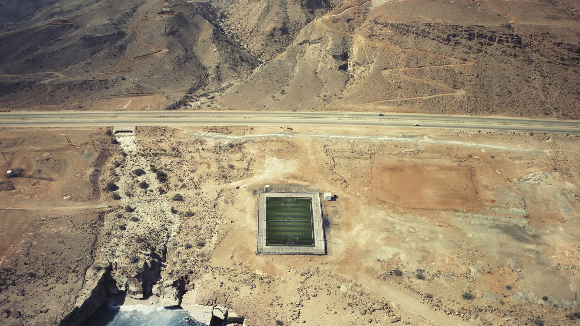 حقيقة أم "فوتوشوب"..ملعب كرة قدم مخبأ وسط الطبيعة يثير الحيرة في سلطنة عمان
