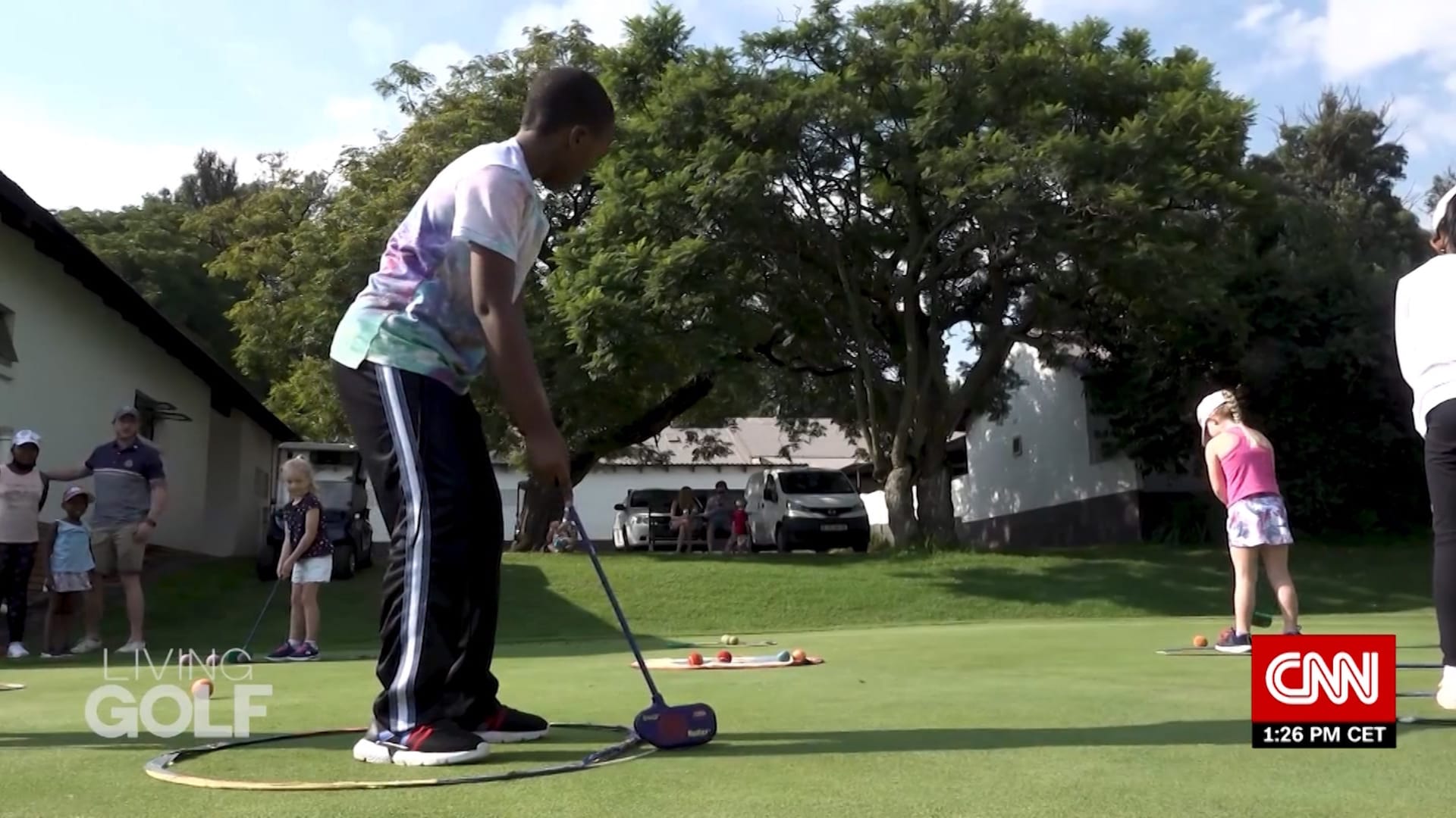 أطفال يبثون الحماس في لعبة الغولف بجنوب أفريقيا