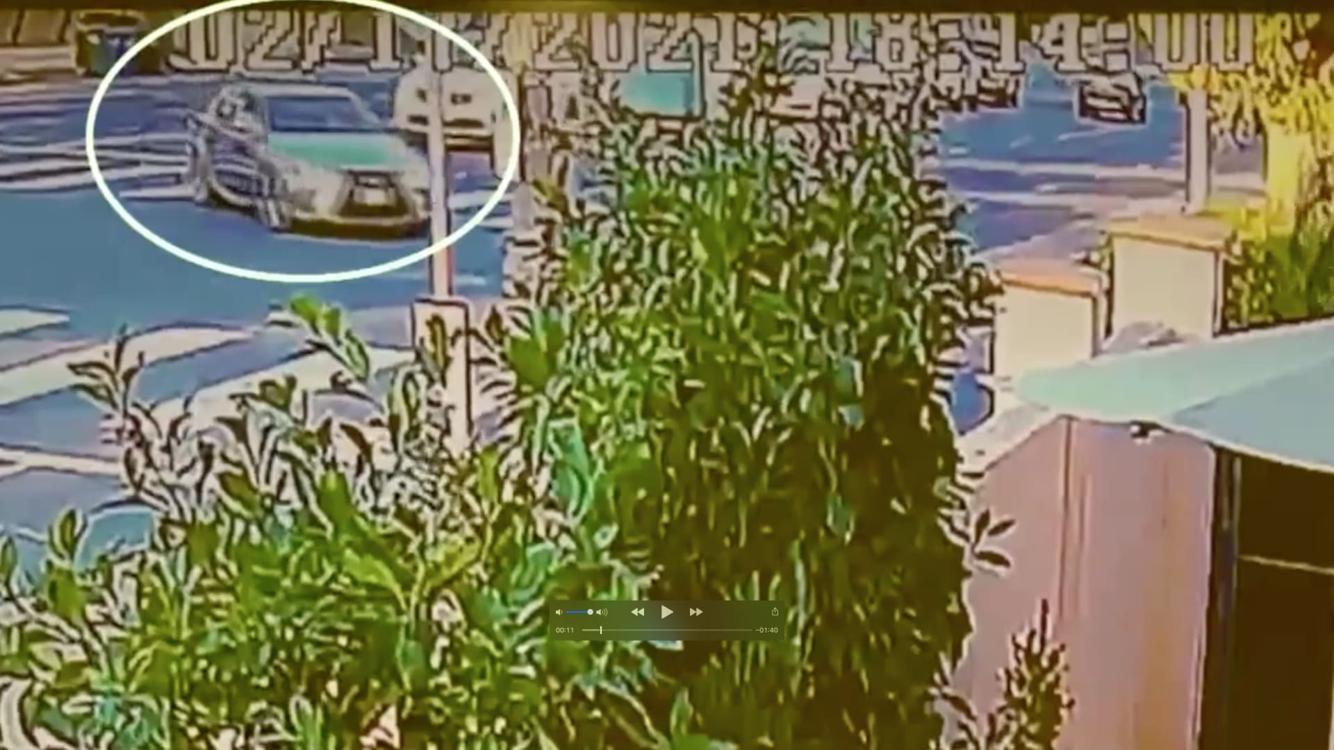 فيديو يظهر سيارة لامبورغيني مسرعة تقطع إشارة حمراء وتسحق مركبة أمامها