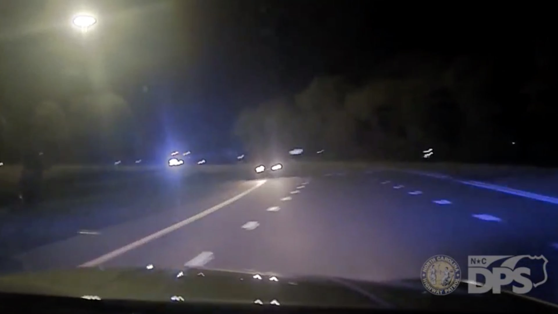 شاهد كيف أوقف شرطي سائقا مخمورا يقود في الاتجاه المعاكس