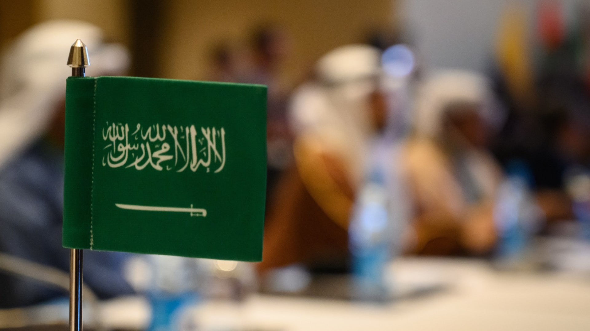 صورة تعبيرية للعلم السعودي خلال اجتماع رسمي 