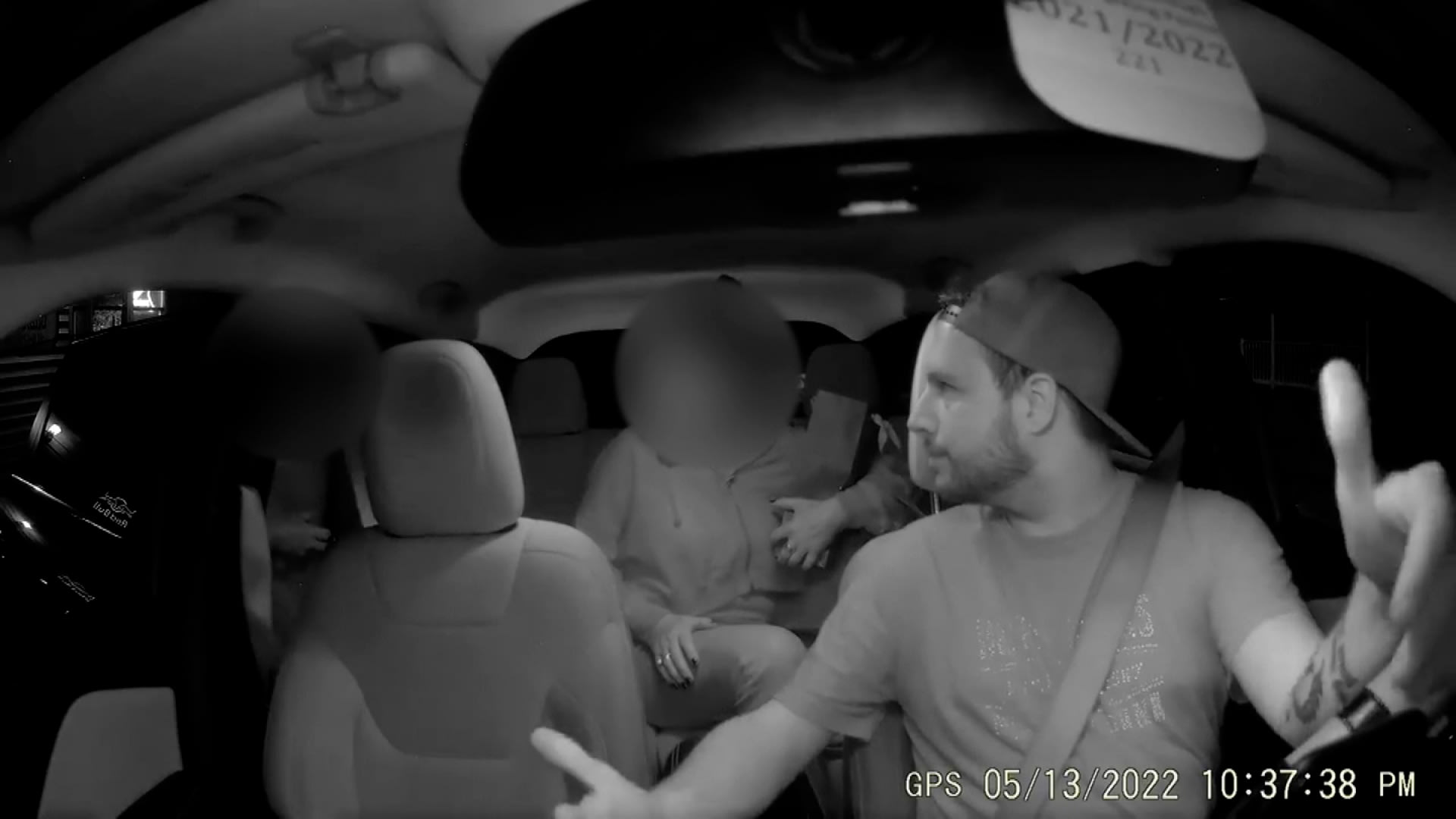 سائق سيارة أجرة يطرد ركابًا بعد إطلاقهم تعليقات عنصرية.. شاهد كيف واجههم