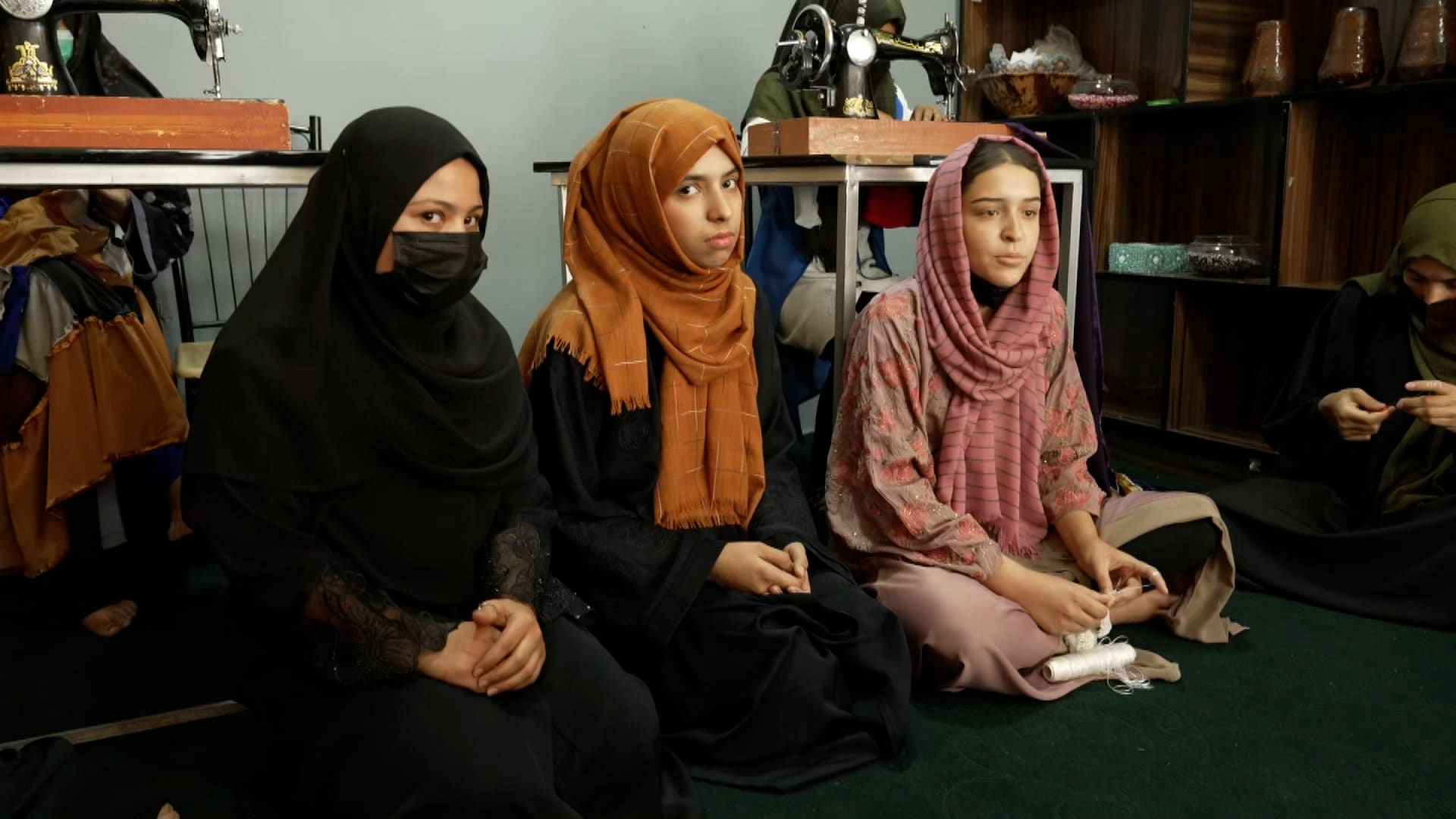 أردن أن يصبحن طبيبات ومهندسات.. أفغانيات يلجأن للخياطة بعد منع طالبان تعليم الفتيات