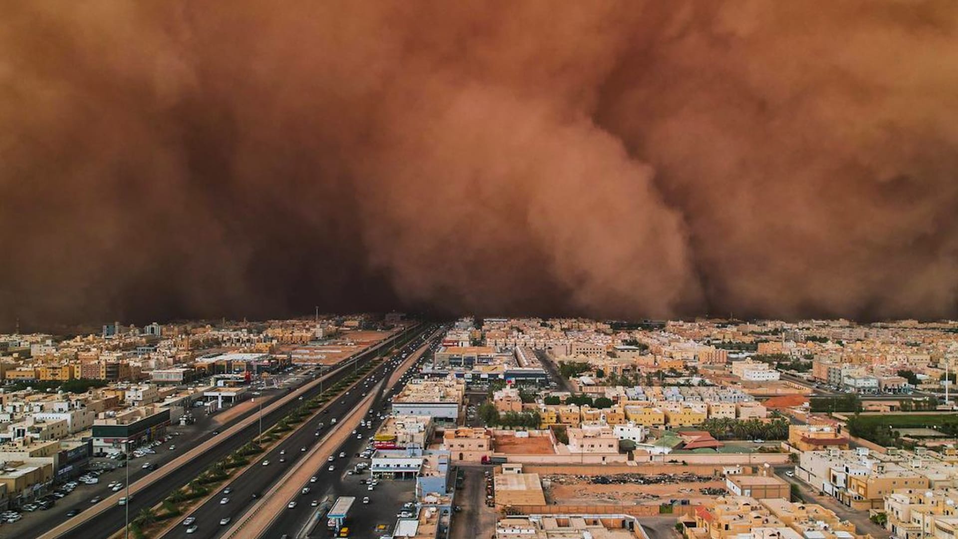 "من أصعب الصور التي التقطها".. سعودي يوثق لحظة مهيبة لدخول عاصفة رملية للرياض