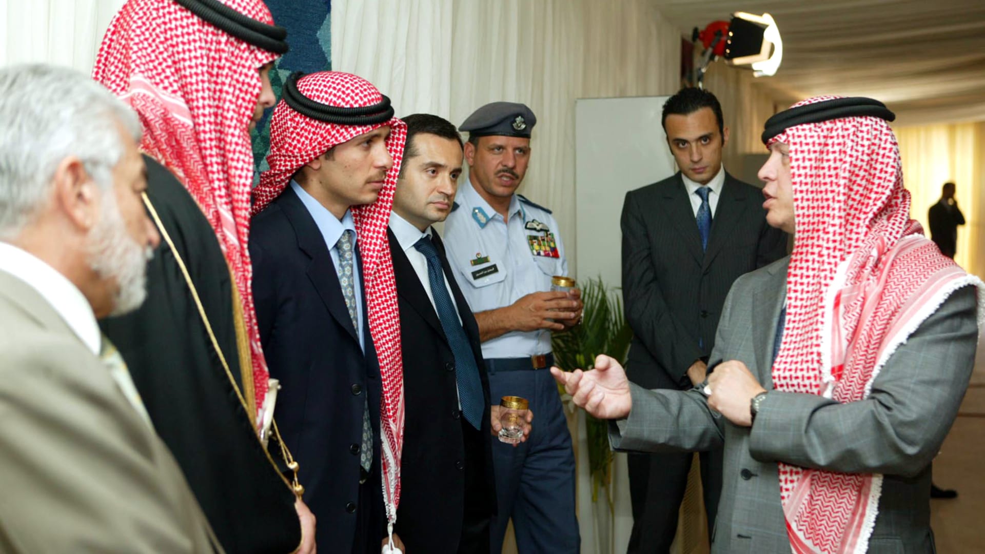 صورة ارشيفية للعاهل الأردني الملك عبدالله بحديث مع الأمير حمزة (الثالث يسارا)