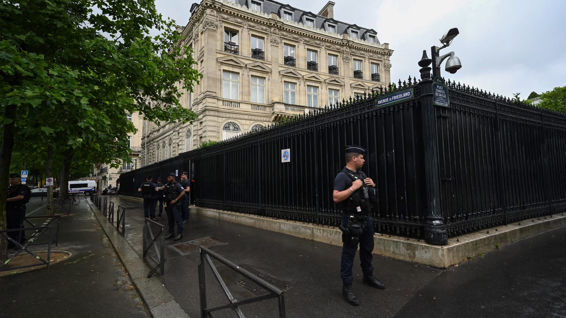 رجال شرطة فرنسيون أمام سفارة دولة قطر في باريس