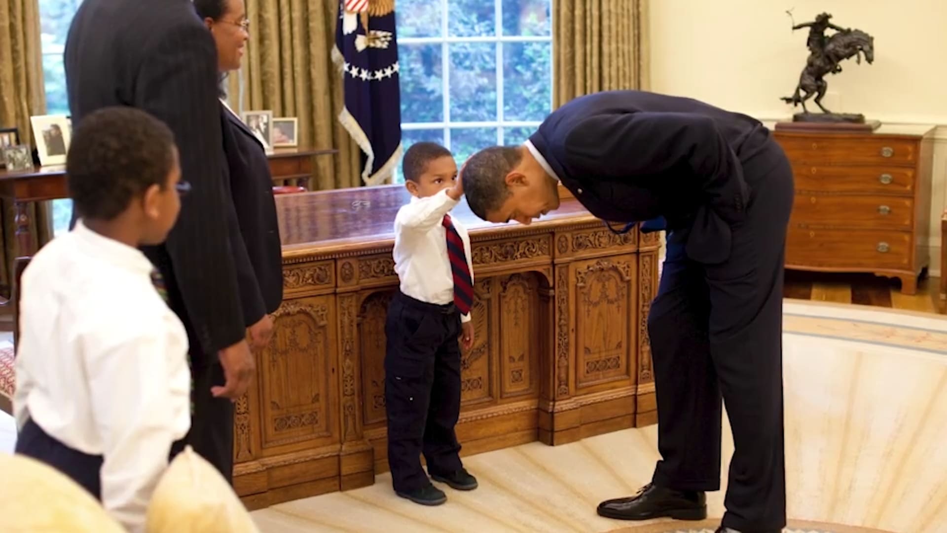 أوباما يتواصل مع طفل لمس شعره في هذه الصورة الأيقونية