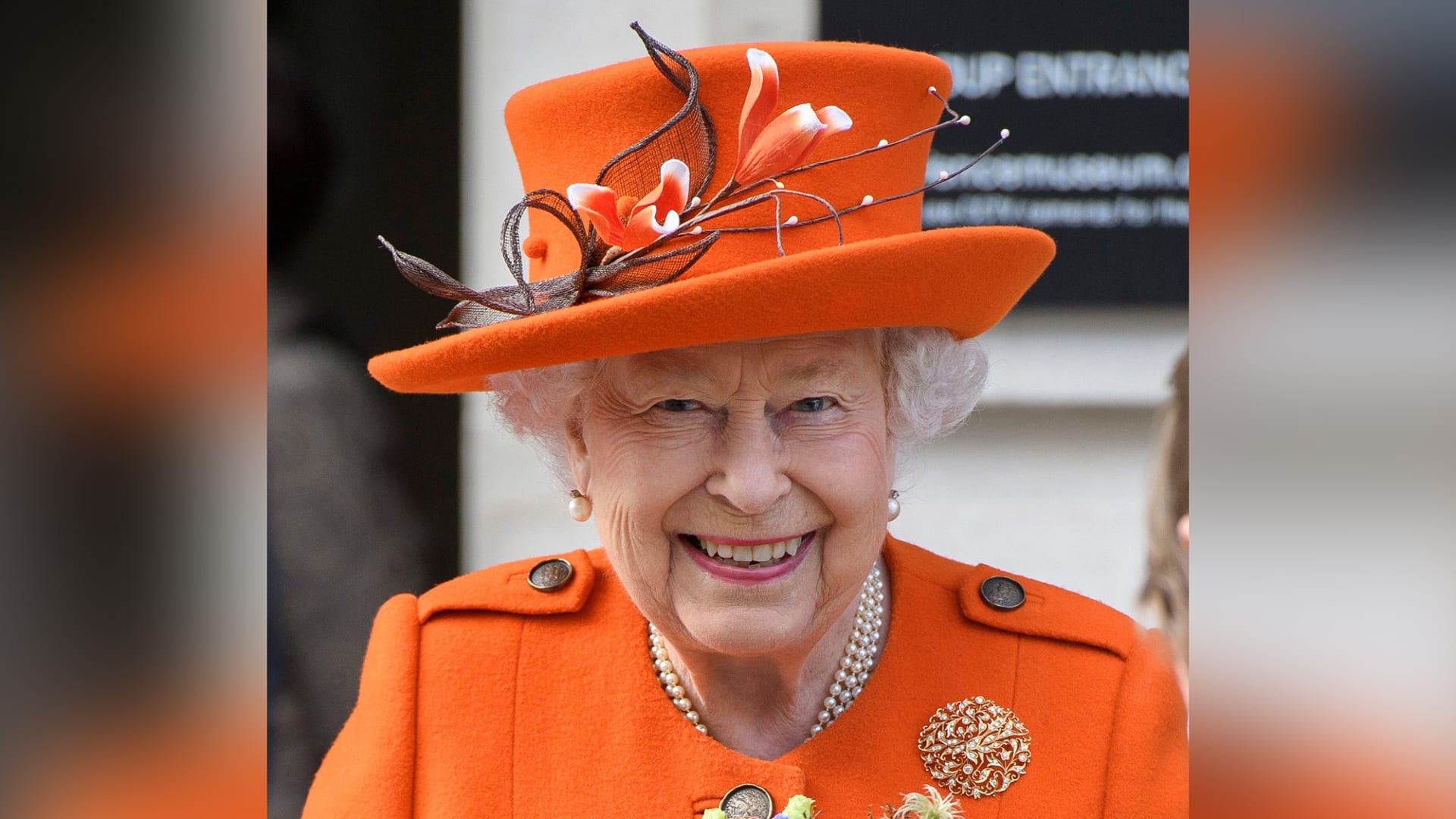 المصور الملكي تيم روك لـCNN : الملكة إليزابيث تحب الضحك وتعشق الخيول  