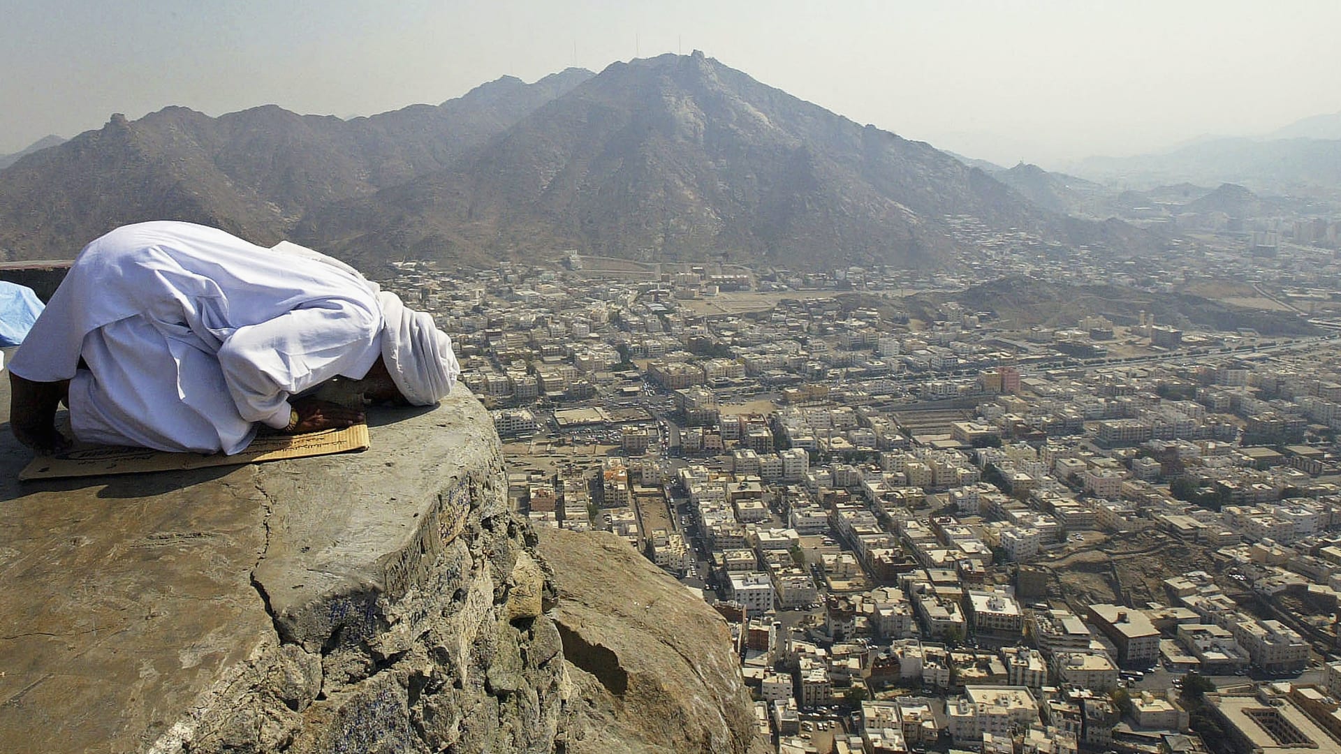 صورة ارشيفية تعبيرية لمسلم يصلي في مكة