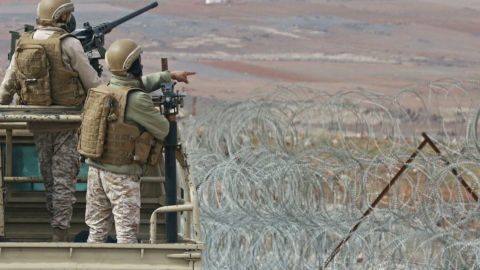 صورة تم التقاطها خلال جولة من تنظيم الجيش الأردني تظهر جنوداً يقومون بدوريات على طول الحدود مع سوريا لمنع التهريب