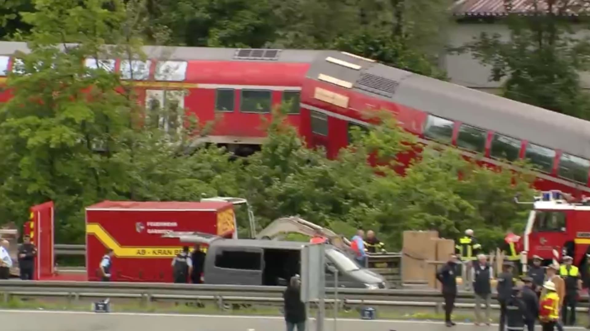 خرج عن مساره في جبال الألب.. مقتل وإصابة العشرات بحادث قطار في ألمانيا