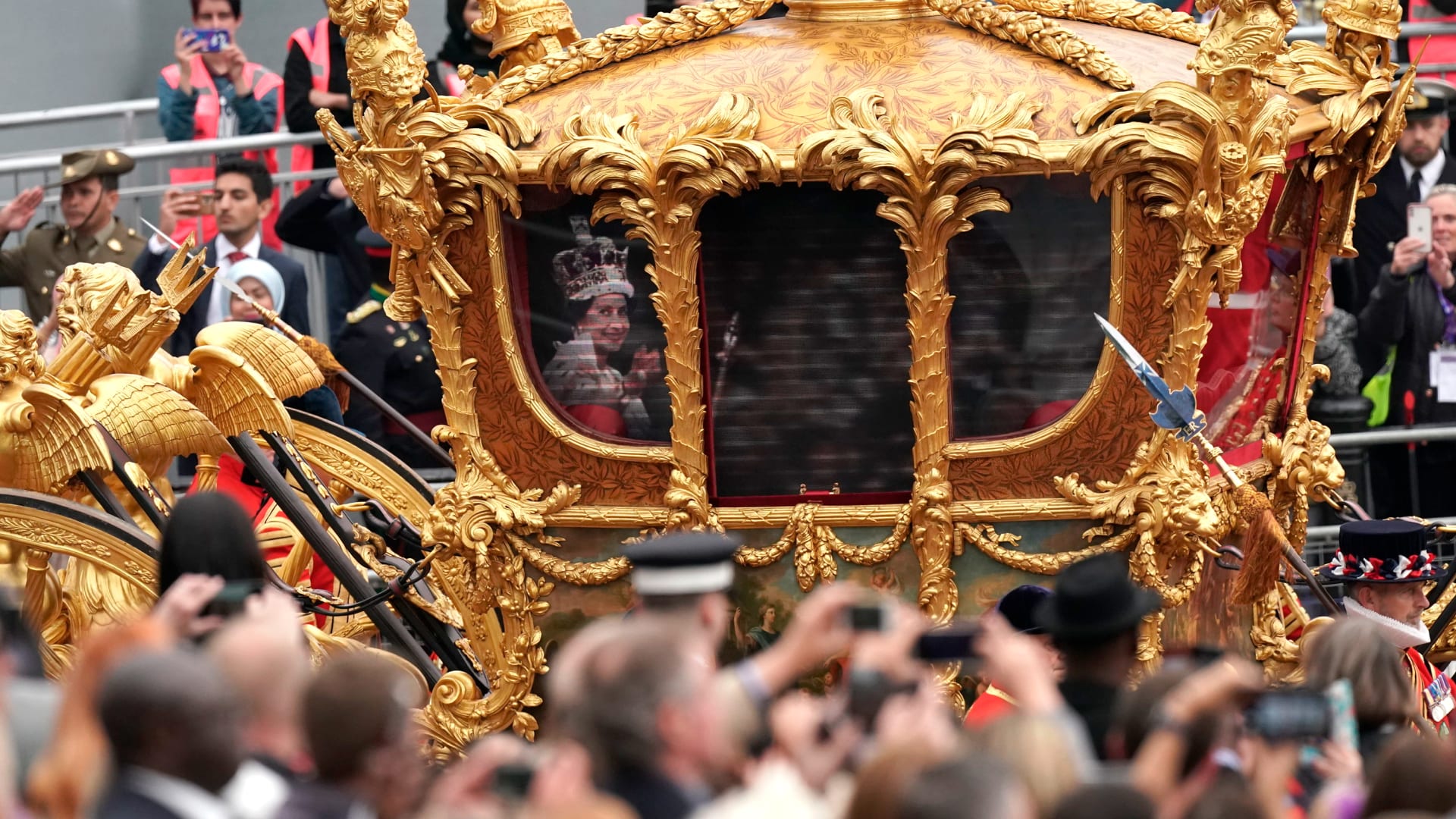 كأنها خرجت من قصة خيالية.. مركبة الملكة إليزابيث الذهبية تظهر في احتفالات اليوبيل البلاتيني