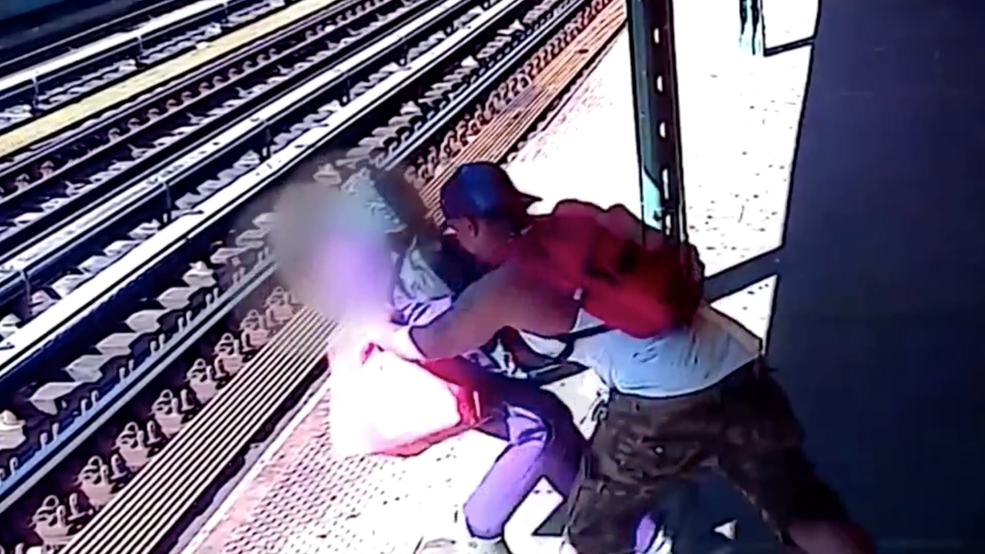 كاميرا مراقبة ترصد رجلًا يرمي امرأة بعنف من كتفها على قضبان مترو الأنفاق