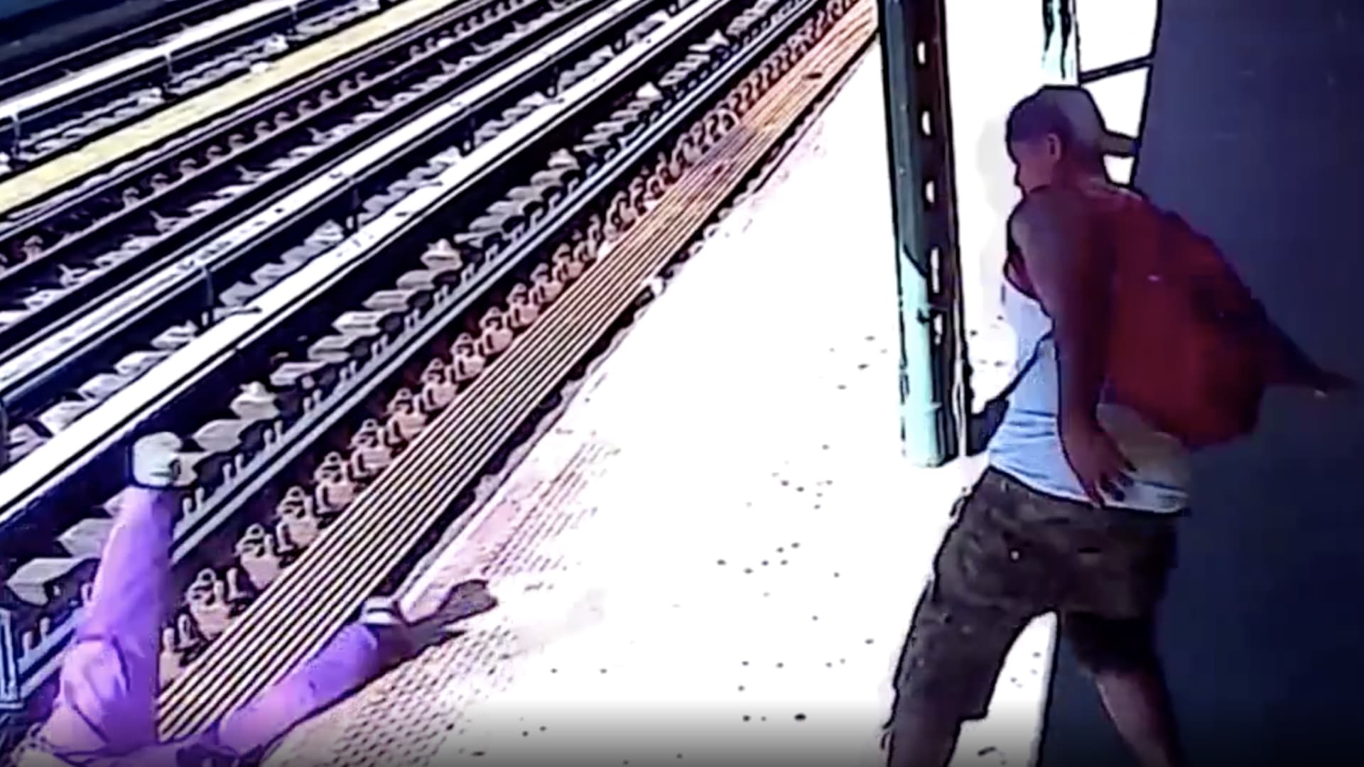 فيديو مروع يظهر رجلا يدفع امرأة فجأة على سكة حديد