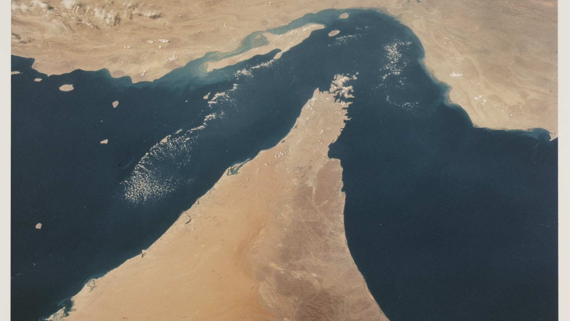 صورة ارشيفية من الفضاء لمضيق هرمز بين الإمارات وإيران 