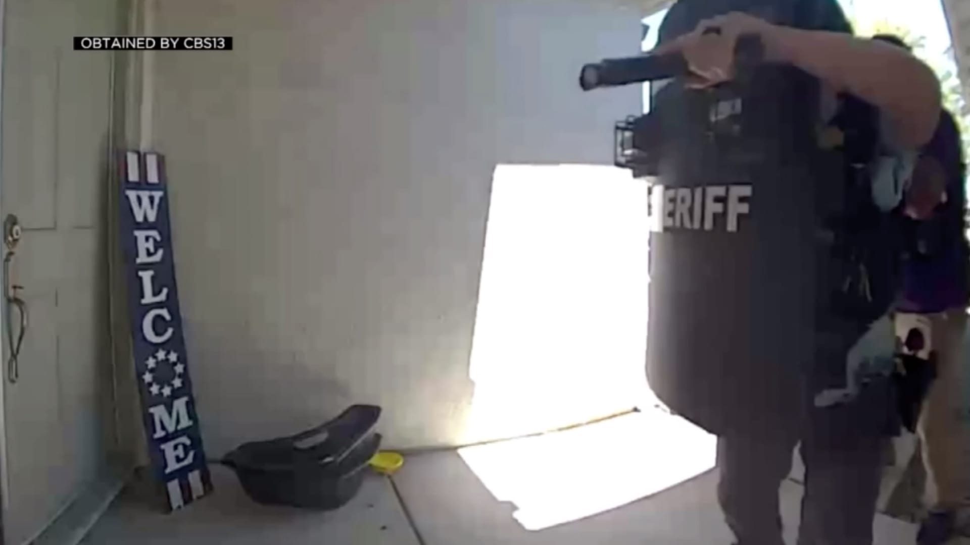 كاميرا منزل توثق ما فعله رجال شرطة مدججون بالسلاح بسبب ألعاب نارية