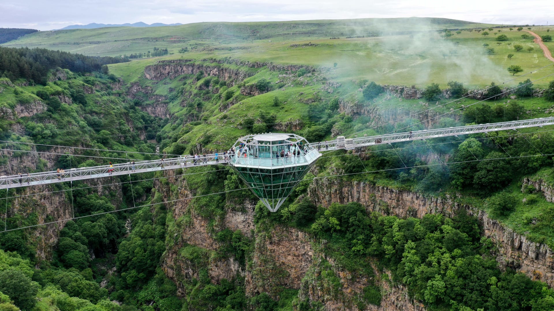 اكتشف هذا الجسر الجديد على ارتفاع 274 مترًا في جورجيا