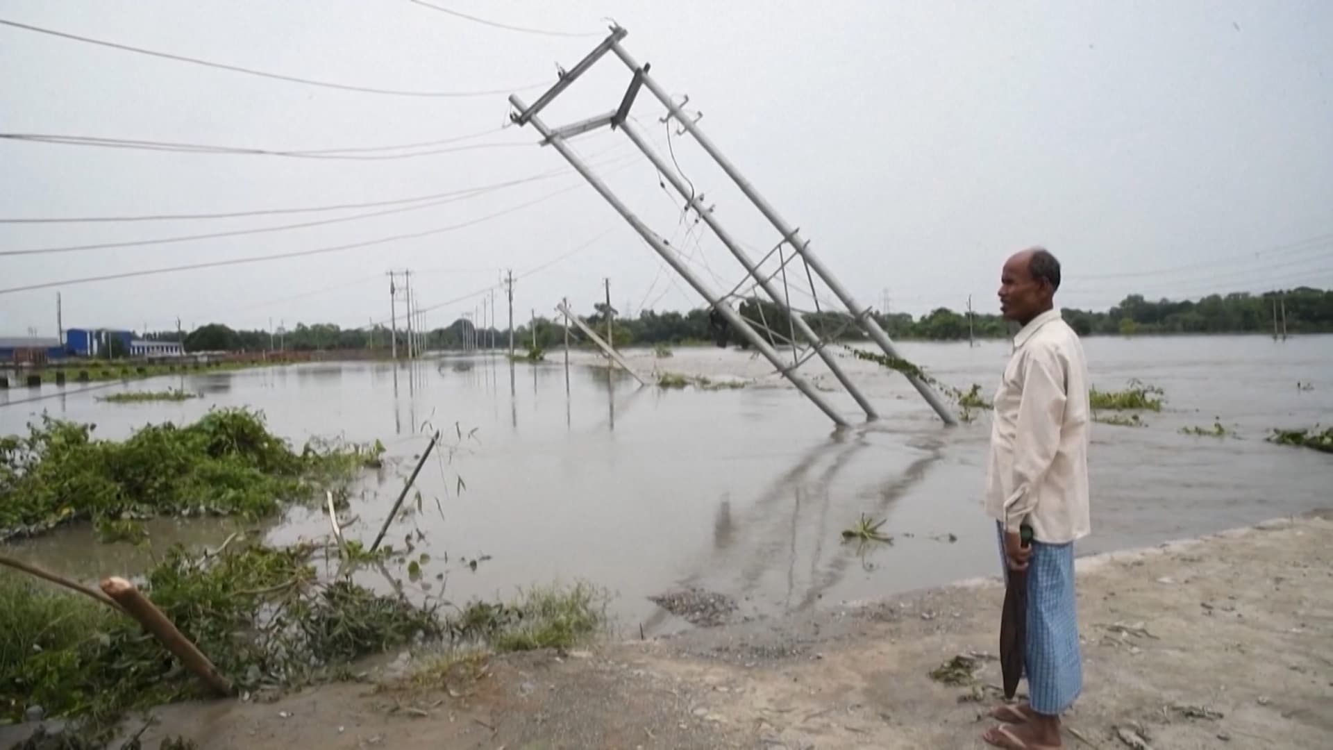 بعضهم مات صعقًا.. غرق مناطق في بنغلاديش والهند إثر فيضانات تاريخية لم تشهدها المنطقة منذ عقدين