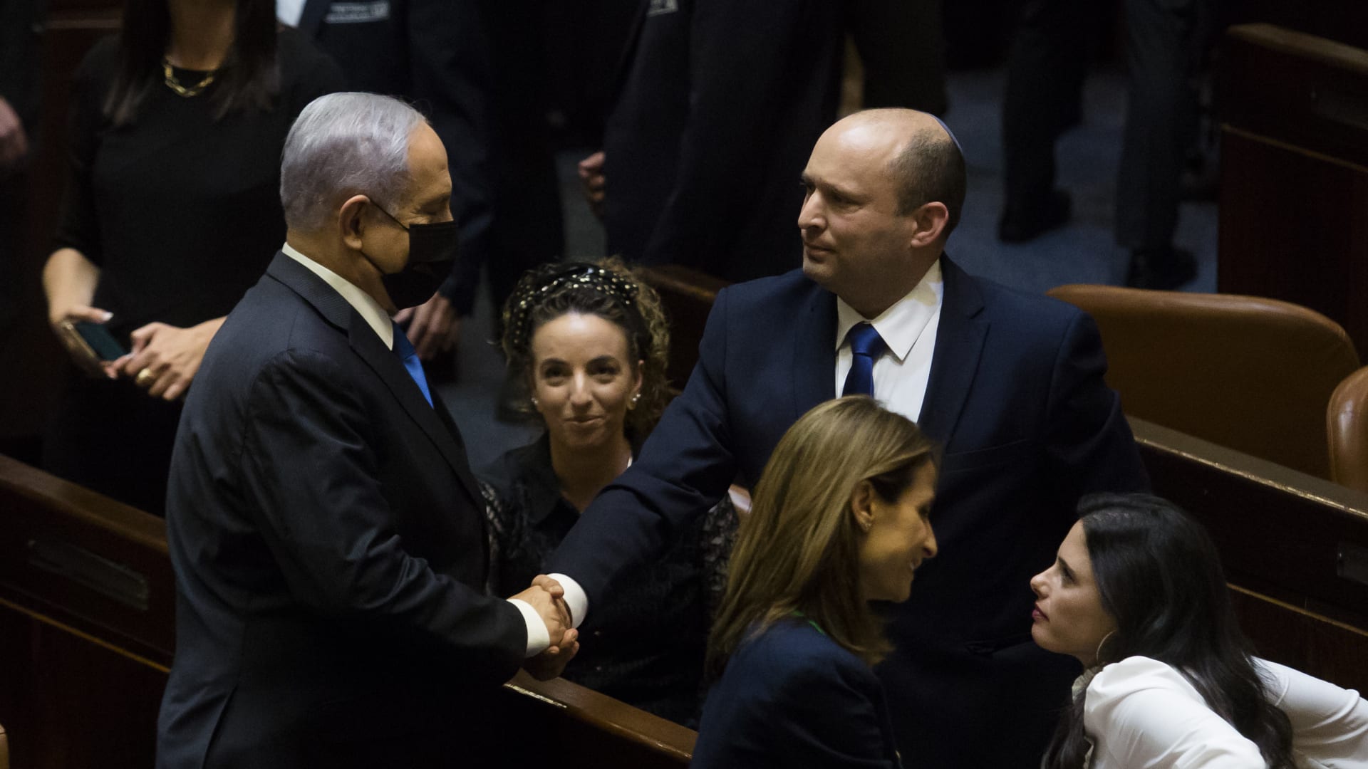 رئيس الوزراء الإسرائيلي نفتالي بينيت يصافح بنيامين نتنياهو