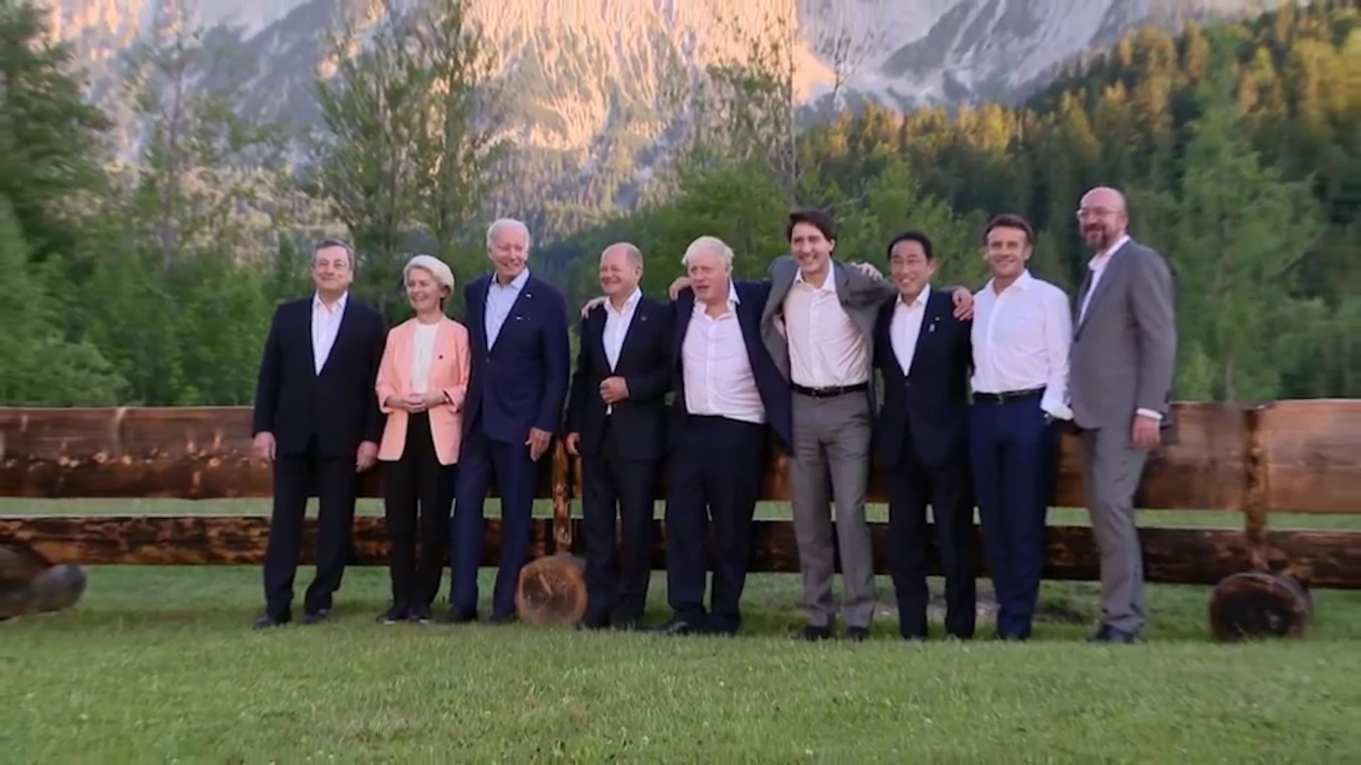 قادة G7 يلتقطون صورًا تذكارية في نفس مكان جلوس أوباما وميركل خلال قمة 2015
