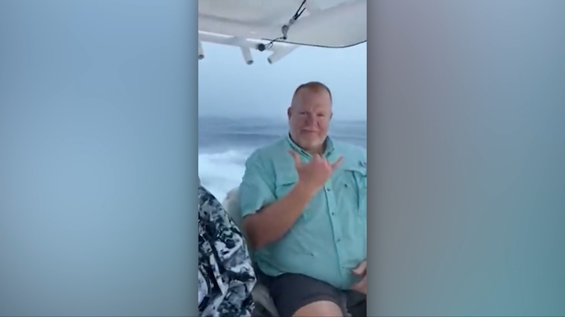 شاهد ما حدث لركاب على متن قارب صيد وسط المحيط.. لحظة ضربته صاعقة